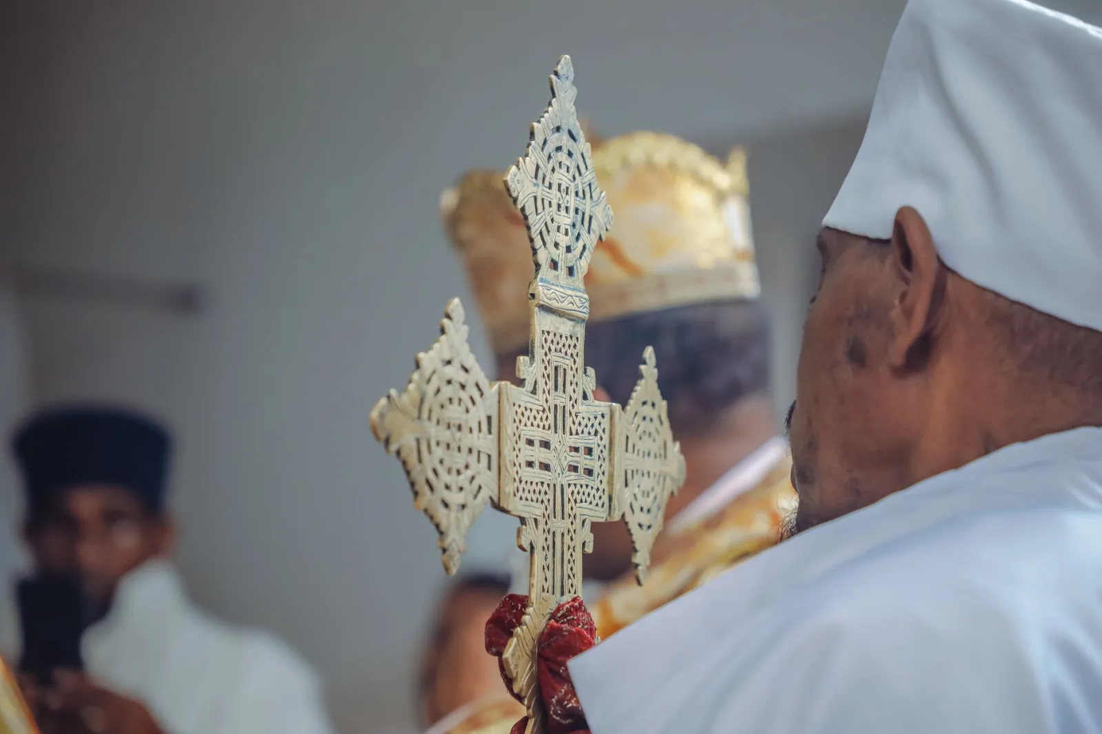 Un sacerdote etíope sostiene una cruz ornamentada durante una ceremonia religiosa en Adís Abeba, Etiopía.