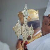Un sacerdote etíope sostiene una cruz ornamentada durante una ceremonia religiosa en Adís Abeba, Etiopía.