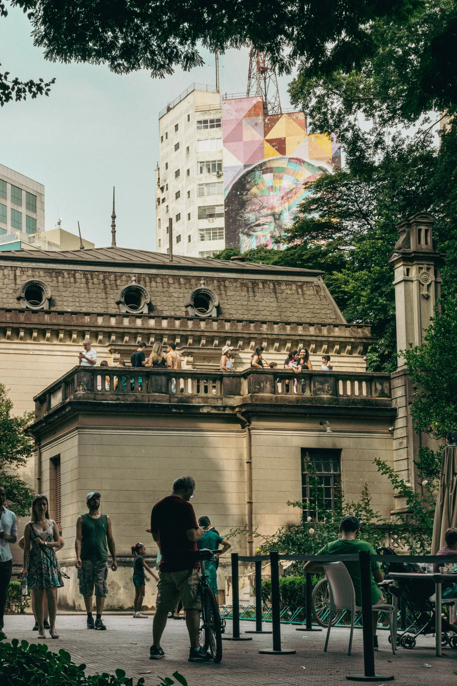 Personas disfrutando de un día soleado cerca de edificios históricos en São Paulo, Brasil.