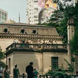 Personas disfrutando de un día soleado cerca de edificios históricos en São Paulo, Brasil.