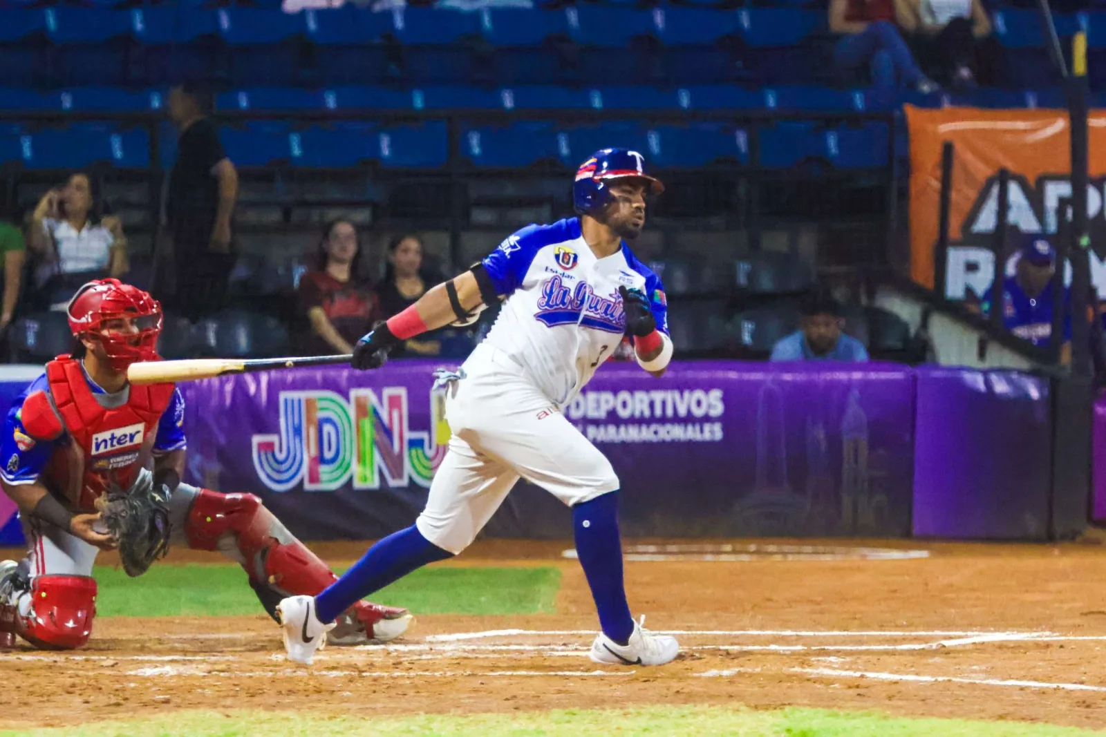 Tiburones pegó primero y venció 8-3 a Lara en Caracas