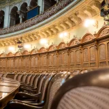 Vista interior de la elegante sala del consejo del Parlamento suizo en Berna, Suiza.