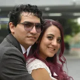 Una pareja de recién casados, feliz y abrazada con ternura al aire libre el día de su boda.
