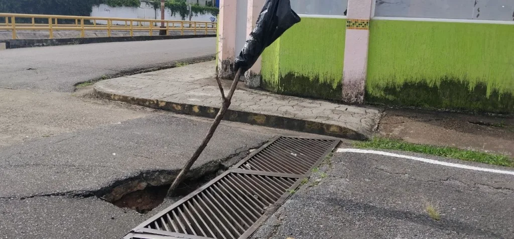 Alcantarilla rota mantiene en riesgo la Av. Fuerzas Armadas