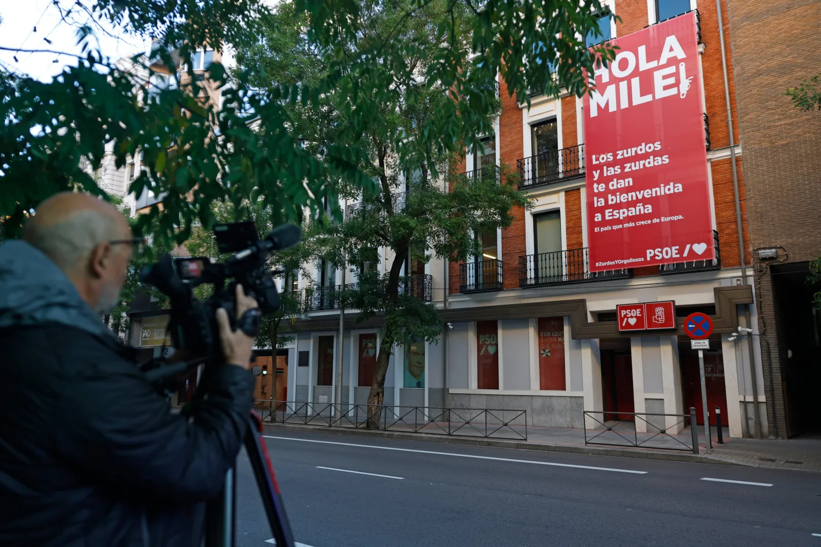 El PSOE exhibe una lona contra Milei en Ferraz