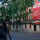 El PSOE exhibe una lona contra Milei en Ferraz