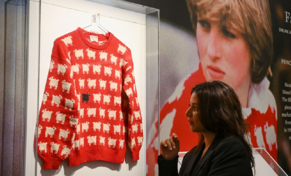 Subastan suéter de Lady Di con oveja negra por un récord de $ 1,1 millones