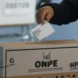 Perú vota entre polémica por reelección encubierta
