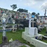 Familias arreglan tumbas en Amador antes del 2 de noviembre