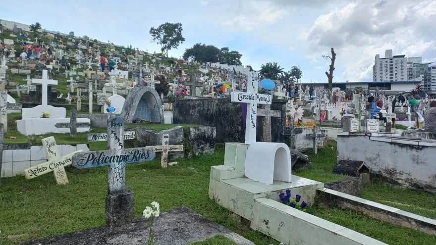 Familias arreglan tumbas en Amador antes del 2 de noviembre