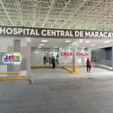Cinco heridos al chocar un vehículo contra un poste en Maracay