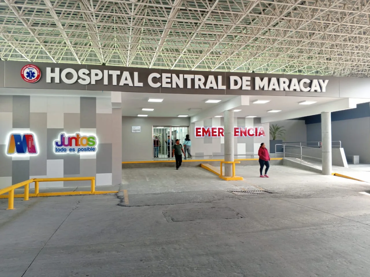 Cinco heridos al chocar un vehículo contra un poste en Maracay