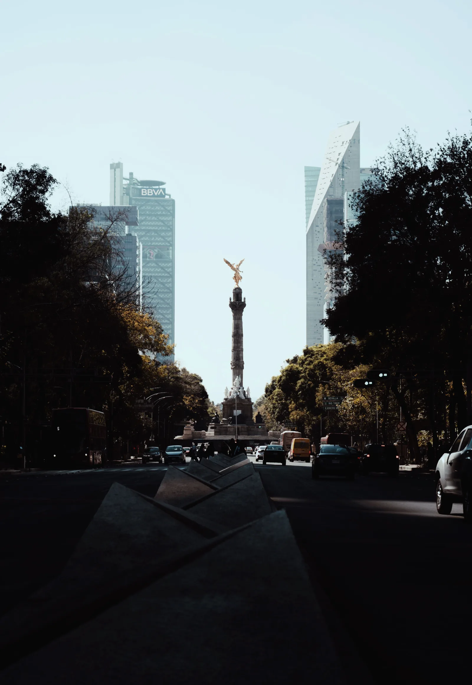 Vista de los rascacielos de la Ciudad de México y del monumento al Ángel de la Independencia, que muestra la vida urbana.