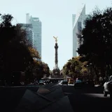 Vista de los rascacielos de la Ciudad de México y del monumento al Ángel de la Independencia, que muestra la vida urbana.