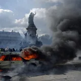 Detienen a cerca de 400 personas en protestas violentas por Francia