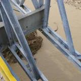 Se volvió a caer un tubo sobre el puente del río Burgua