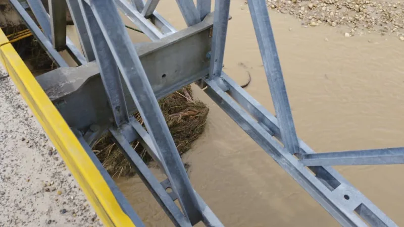 Se volvió a caer un tubo sobre el puente del río Burgua
