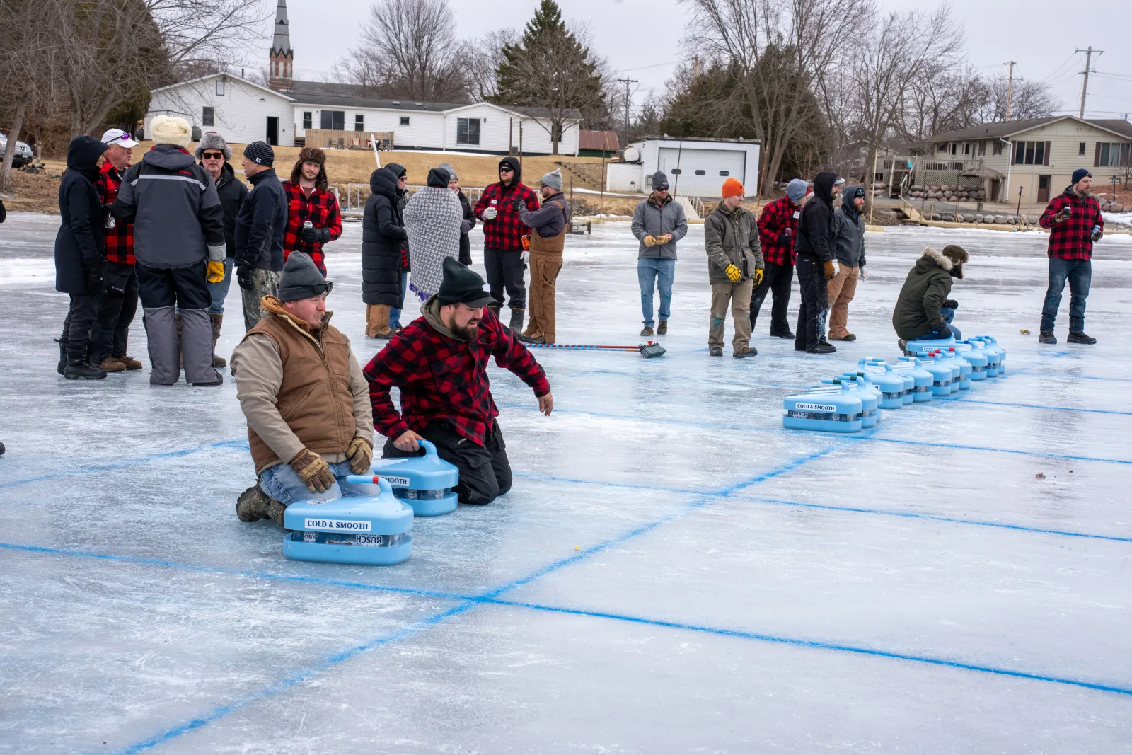 Los participantes disfrutan de un evento de curling invernal en un lago congelado en Wabasha, Minnesota.
