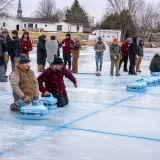 Los participantes disfrutan de un evento de curling invernal en un lago congelado en Wabasha, Minnesota.