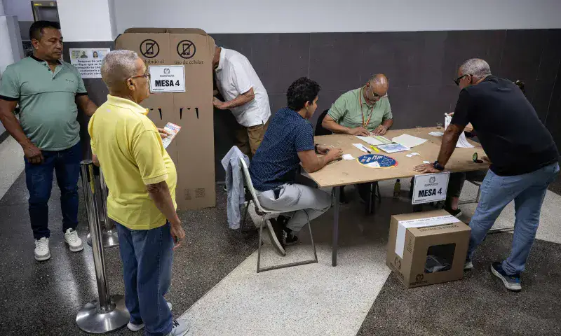 Colombianos en Zulia y Caracas votan en segunda vuelta presidencial