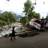 Crecida del río El Arado daña viviendas y vías en El Valle, Mérida