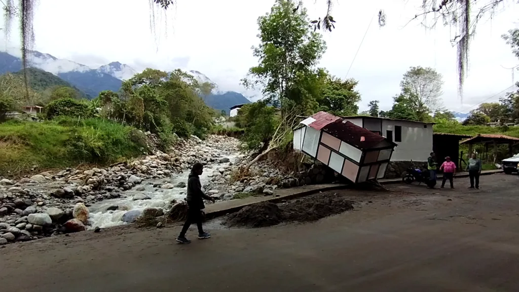 Crecida del río El Arado daña viviendas y vías en El Valle, Mérida
