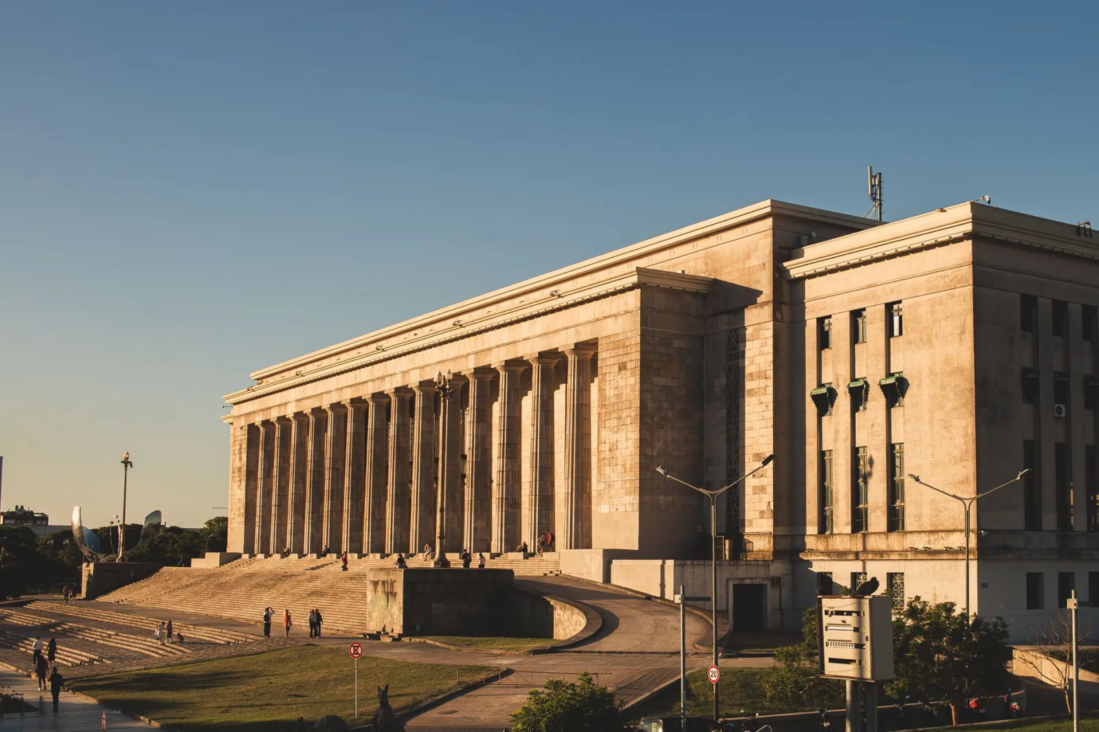 Espectacular vista del edificio de la Facultad de Derecho de la Universidad de Buenos Aires al atardecer.
