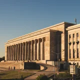 Espectacular vista del edificio de la Facultad de Derecho de la Universidad de Buenos Aires al atardecer.