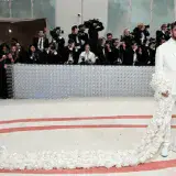 Bad Bunny impacta con escote y capa de flores en la Met Gala