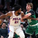 Embiid impulsa a Filadelfia con triple-doble ante Milwaukee