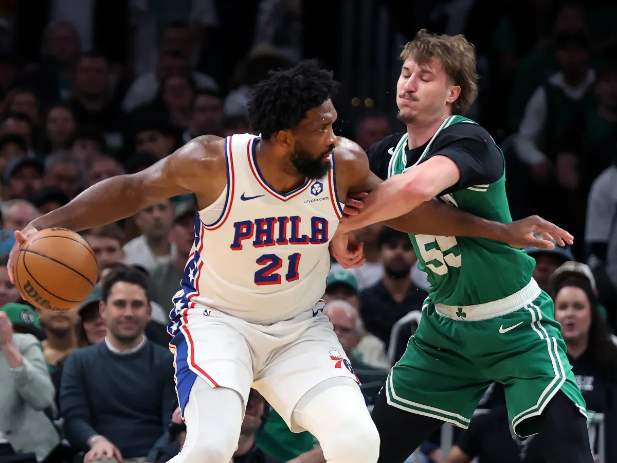 Embiid impulsa a Filadelfia con triple-doble ante Milwaukee