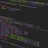 Código PHP colorido mostrado en una pantalla oscura, ideal para temas de programación.