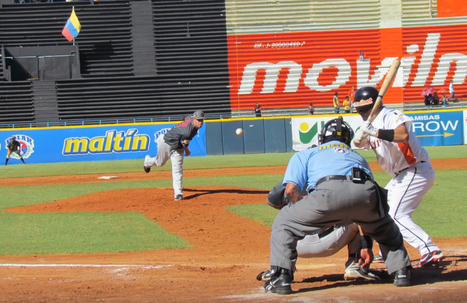 File:1 Aguilas del Zulia vs Leones del Caracas 21-12-2011.jpg