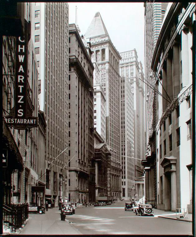 File:Broad Street looking toward Wall Street, Manhattan. (3110607948).jpg