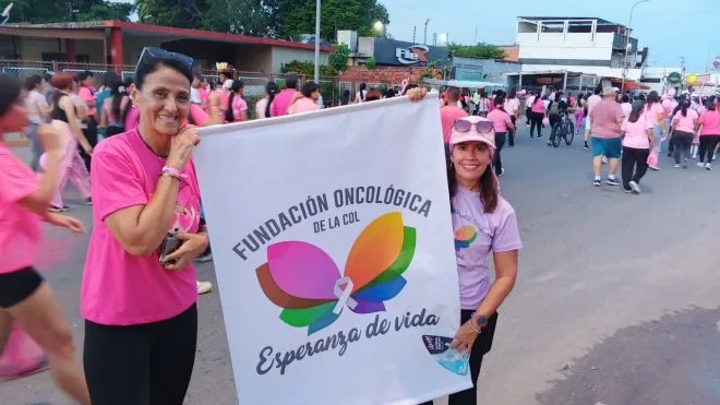 Fundación oncológica honró a Soraya Laguna en la Marea Rosa