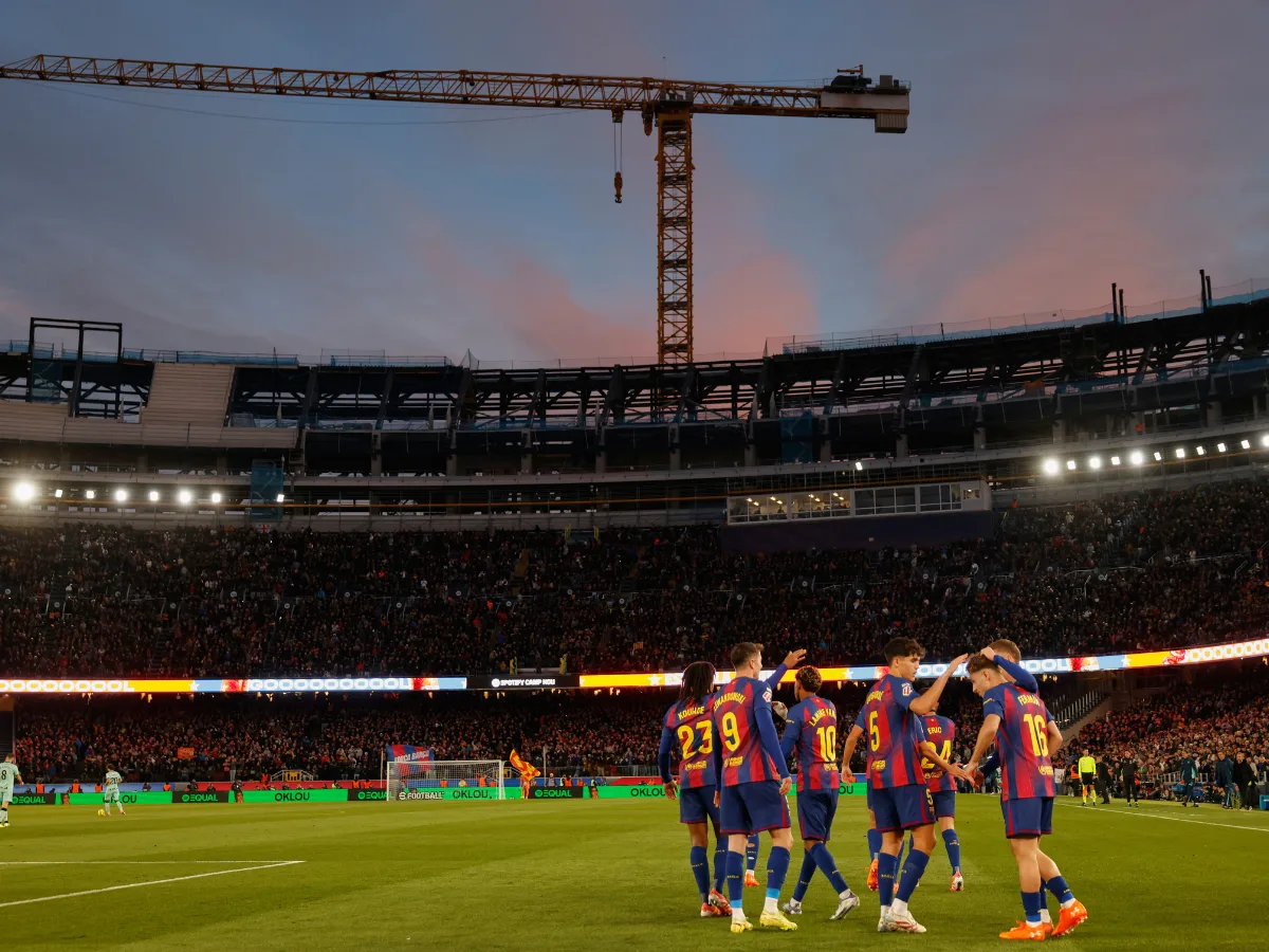 Barcelona retoma obras del Camp Nou con césped nuevo y vidrio VIP