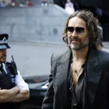 Russell Brand comparece en Londres por cargos sexuales