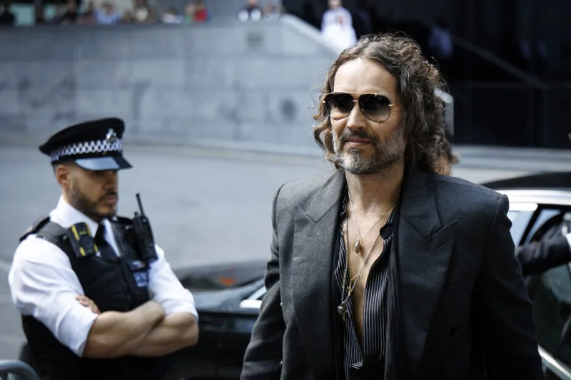 Russell Brand comparece en Londres por cargos sexuales