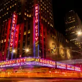 Vibrante escena nocturna del Radio City Music Hall en el Rockefeller Center de la ciudad de Nueva York.