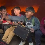 Procesión lleva al cine la creación musical de 100 niños