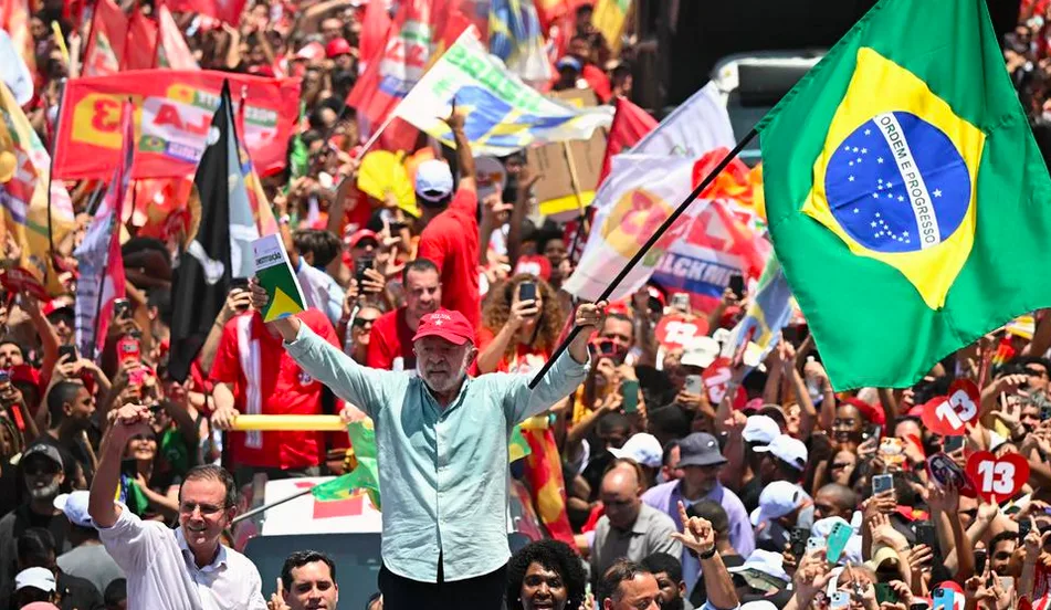 Lula y Flávio Bolsonaro cerraron sus campañas en Brasil