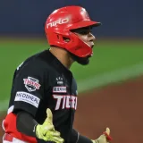 Harold Castro destaca en el playoff y Kia toma ventaja 1-0