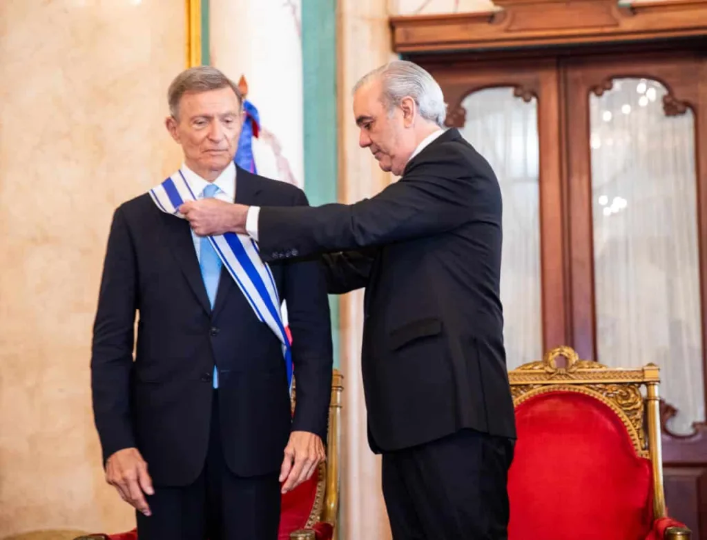 Álvarez exige acelerar misión en Haití tras recibir distinción