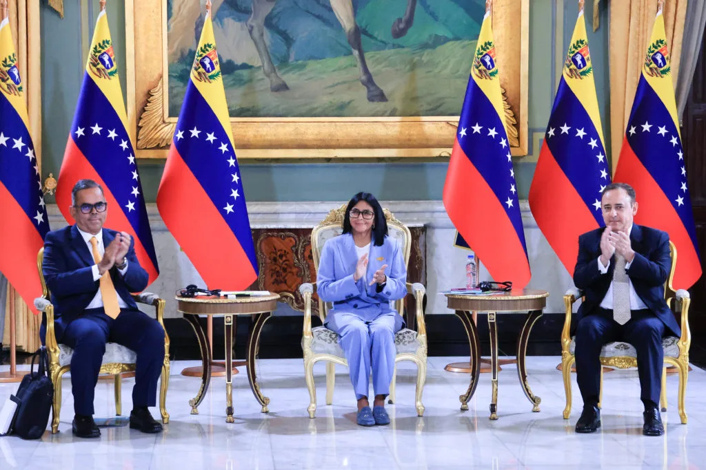 Rodríguez firma acuerdos con GE Vernova para recuperar el sistema eléctrico