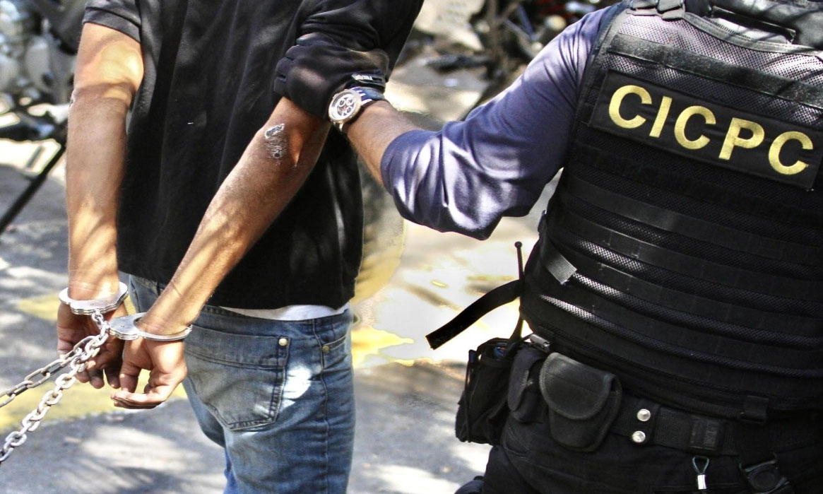 Los detienen en flagrancia golpeando salvajemente a un cura para robarlo 