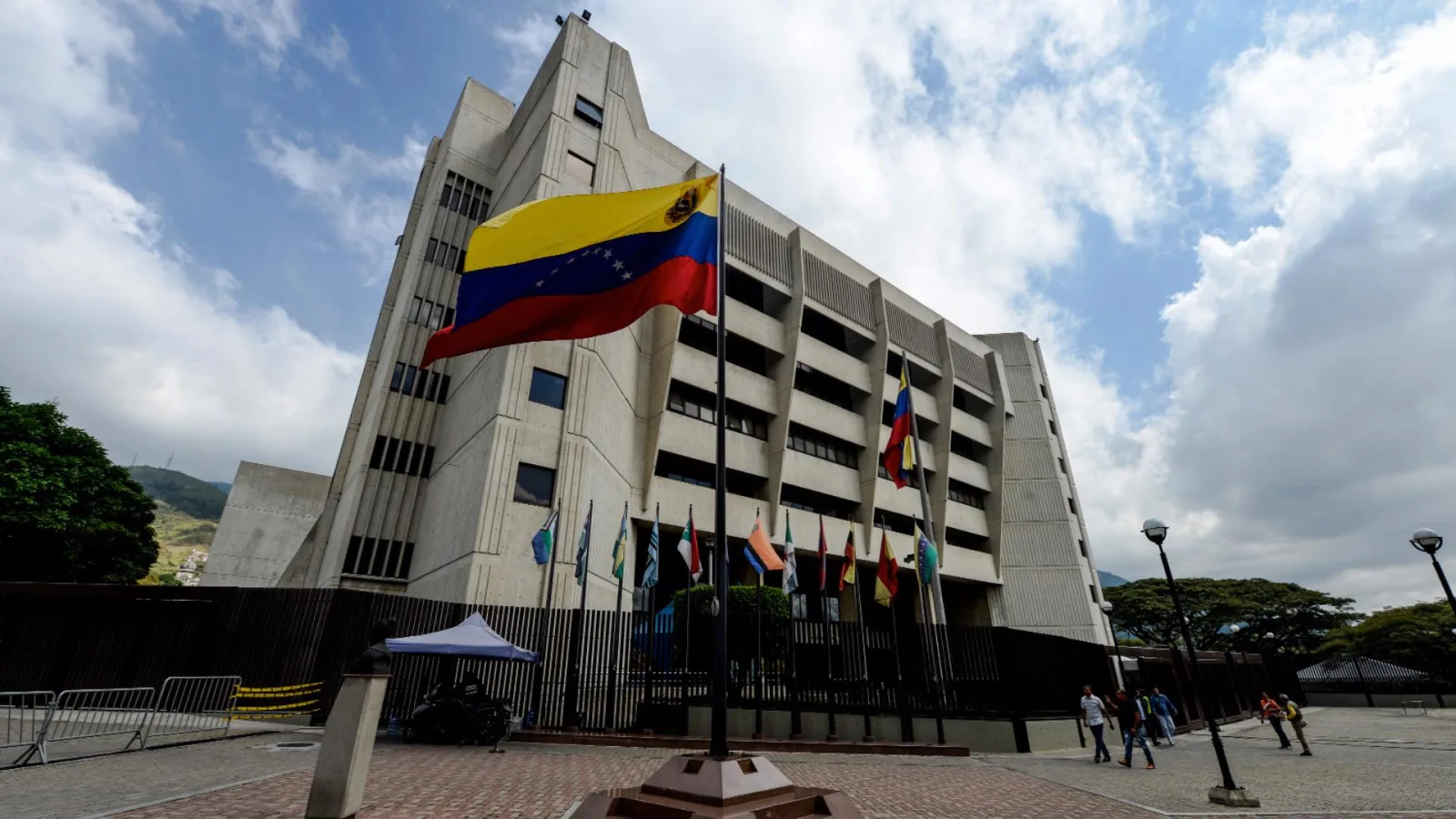 Comité parlamentario suma 100 postulantes para renovar
