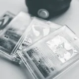 Primer plano de cartas coleccionables de Pokémon en estuches protectores, destacando su conservación y valor.