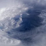 Huracán Simón baja a categoría 2 y amenaza lluvias en México
