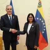 Delcy Rodríguez y Luis Abinader discuten energía y turismo en Roma