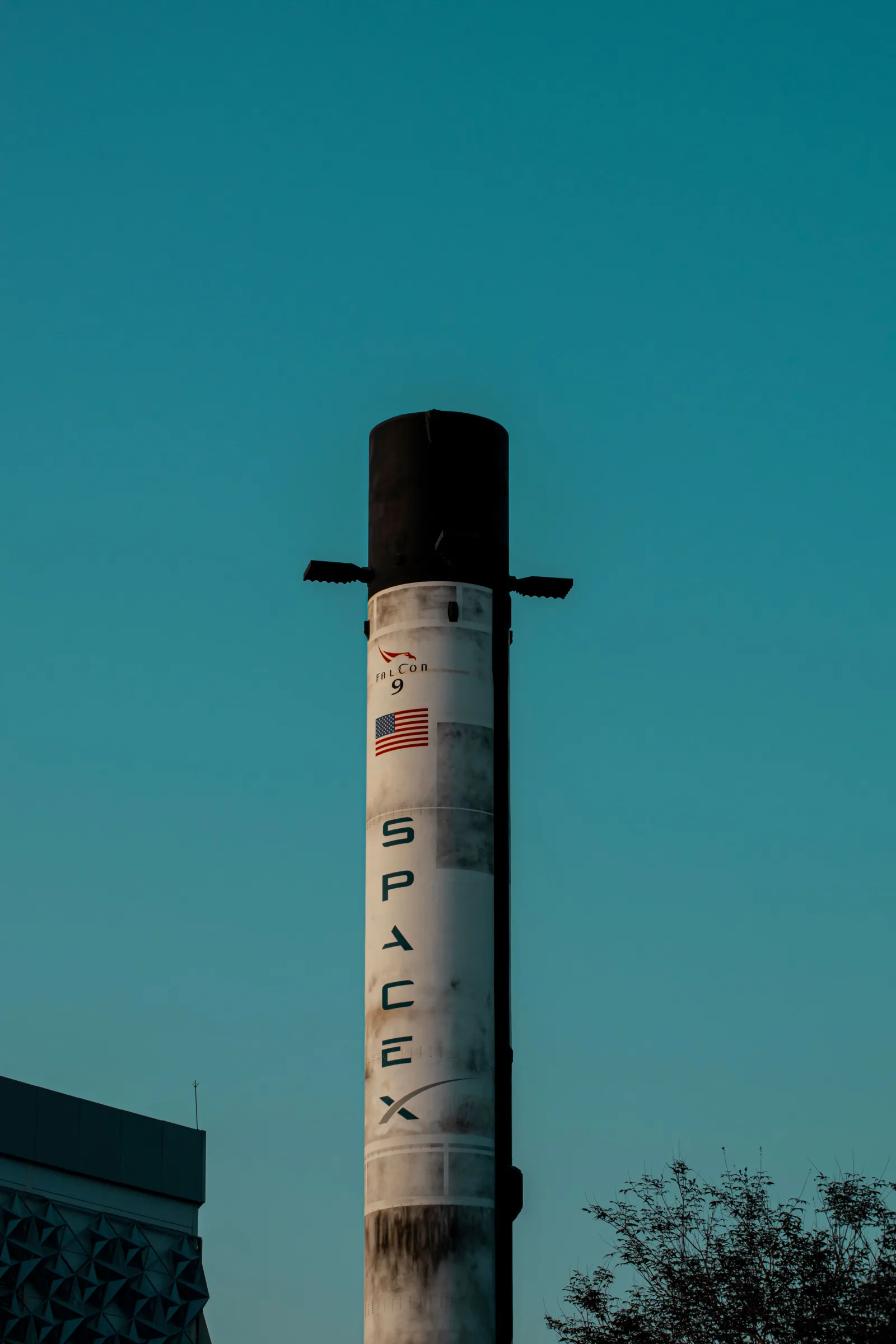 Toma vertical de una torre de cohetes de SpaceX contra el cielo azul en Dubái, Emiratos Árabes Unidos.